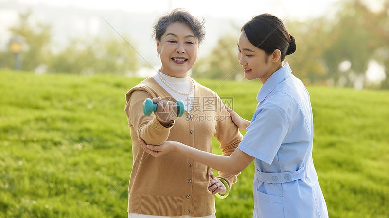 养老机构在执行护理床标准规范时，应注意以下几点：